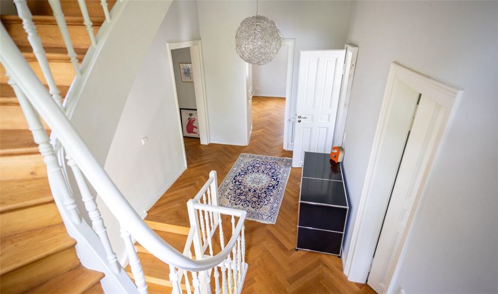 Kassettentüren, Parkett, hohe Räume: Blick in die geschmackvoll  renovierte alte Villa im Stuttgarter Relenberg.