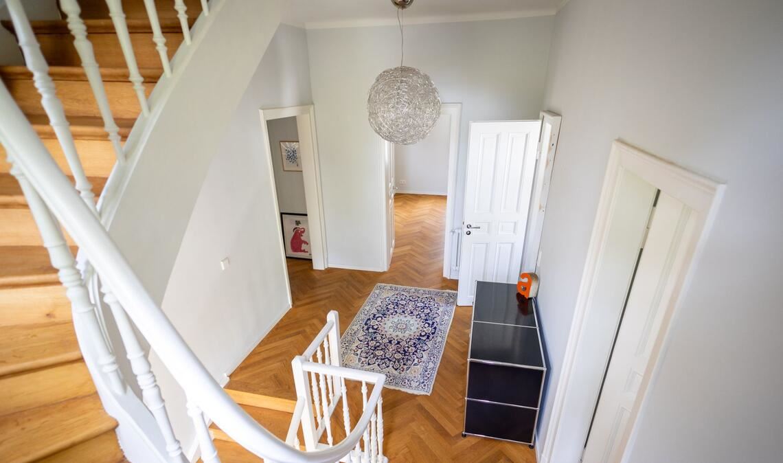 Kassettentüren, Parkett, hohe Räume: Blick in die geschmackvoll renovierte alte Villa von 1896 im Stuttgarter Norden.