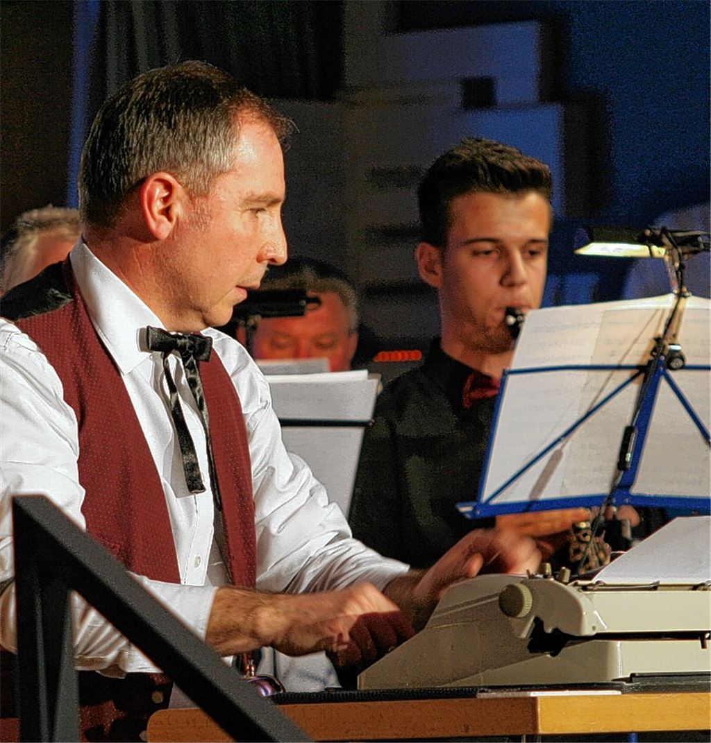 Kassierer Uwe Hirsch überzeugt die Jury und das Publikum mit seiner Schreibmaschine.