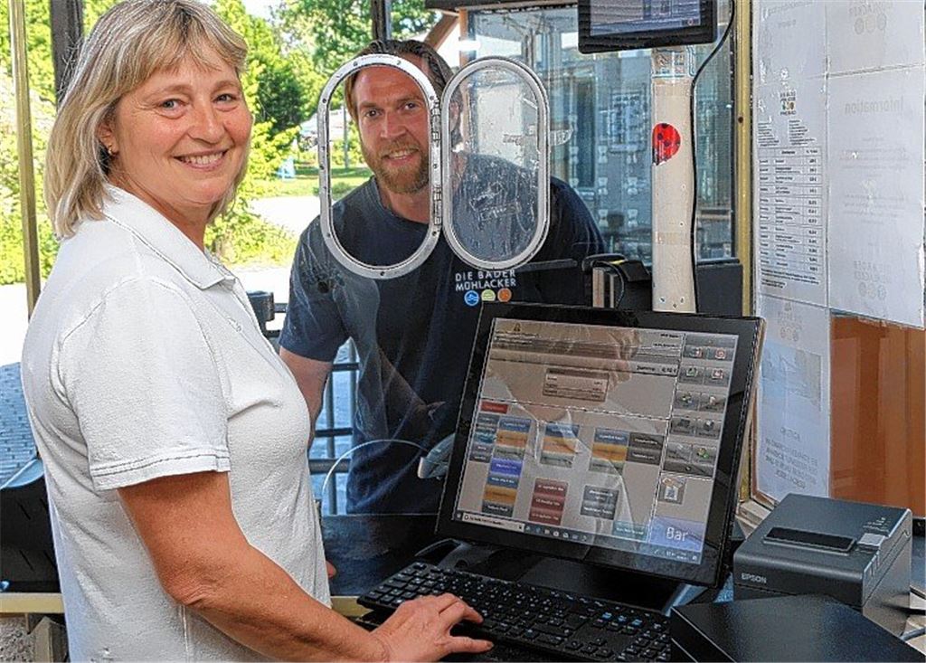 Schlangestehen für den Freibadspaß