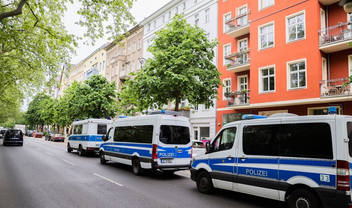 Kastenwägen bei den Durchsungen, hier in Berlin-Kreuzberg