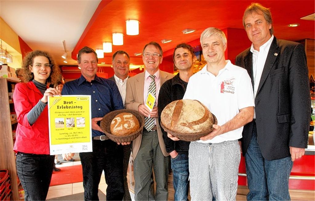 Katarina Janz vom Ministerium für ländlichen Raum, Landwirt Thomas Blanc, die Landratsamtsvertreter Jürgen Krepp und Karl-Heinz Zeller, Müllermeister Klaus Dobler, Bäcker Martin Reinhardt und Bürgermeister Heinz-Peter Hopp (v. li.) stellen das Programm des Erlebnistags vor.