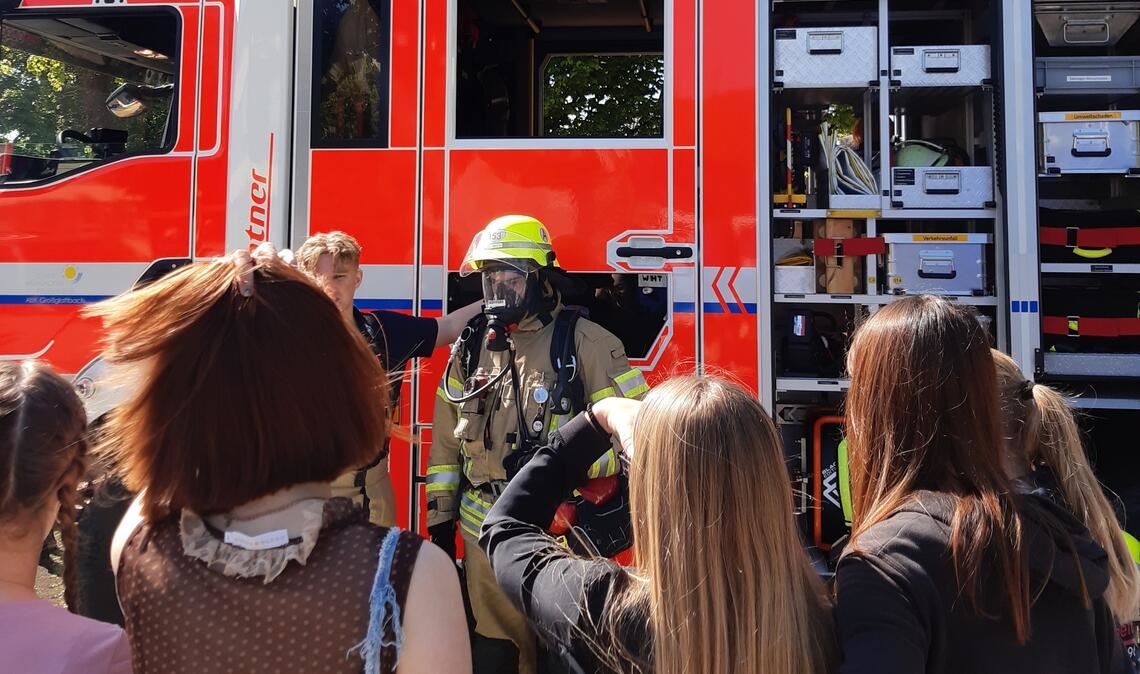 Katastrophenschutztag an der Mörike-Realschule Mühlacker – unter anderem ist auch die Feuerwehr vor Ort. Foto: privat