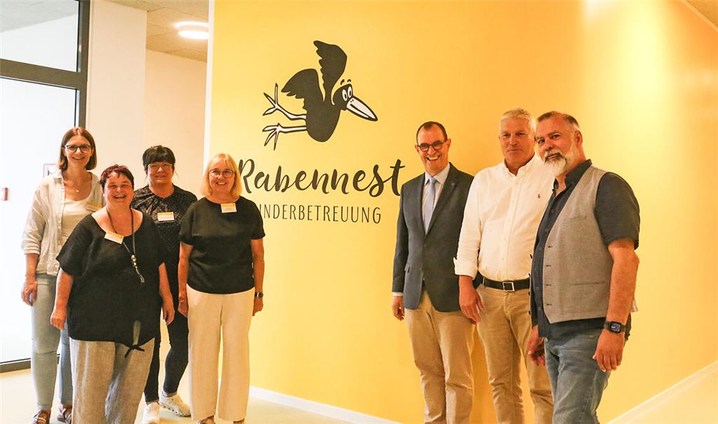 Katharina Pfirrmann (v.li.), Karin Lutz, Sabine Kistner-Brenner und Carmen Olt (alle Rabennest) freuen sich mit OB Frank Schneider, Herbert Finck (S-Immo) und Jürgen Beiermeister (Mörk) über den Bauabschluss der neuen Kinderbetreuungsräumlichkeiten. Fotos: Deeg
