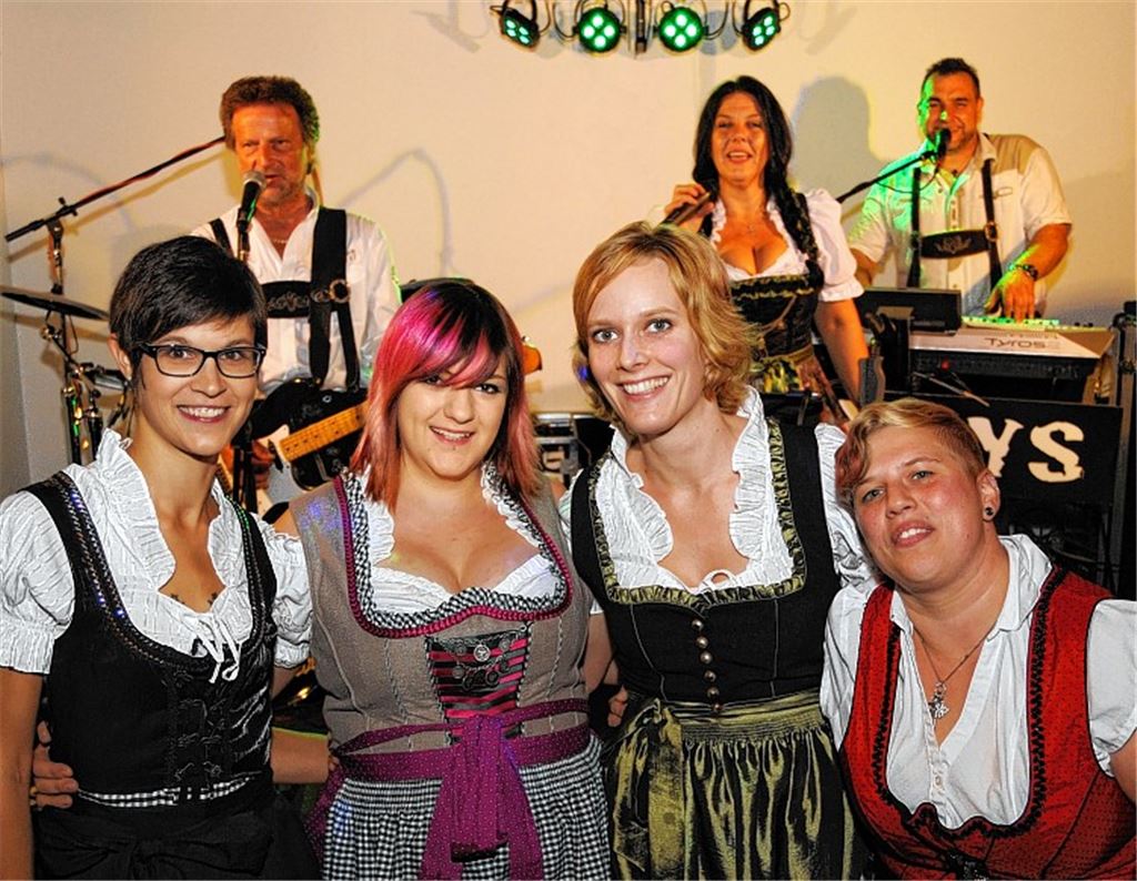 Katharina, Sarah, Caroline und Patricia (v.li.) bewirten und sorgen in bayerischer Tracht vor der Bühne für Stimmung. Foto: Fotomoment