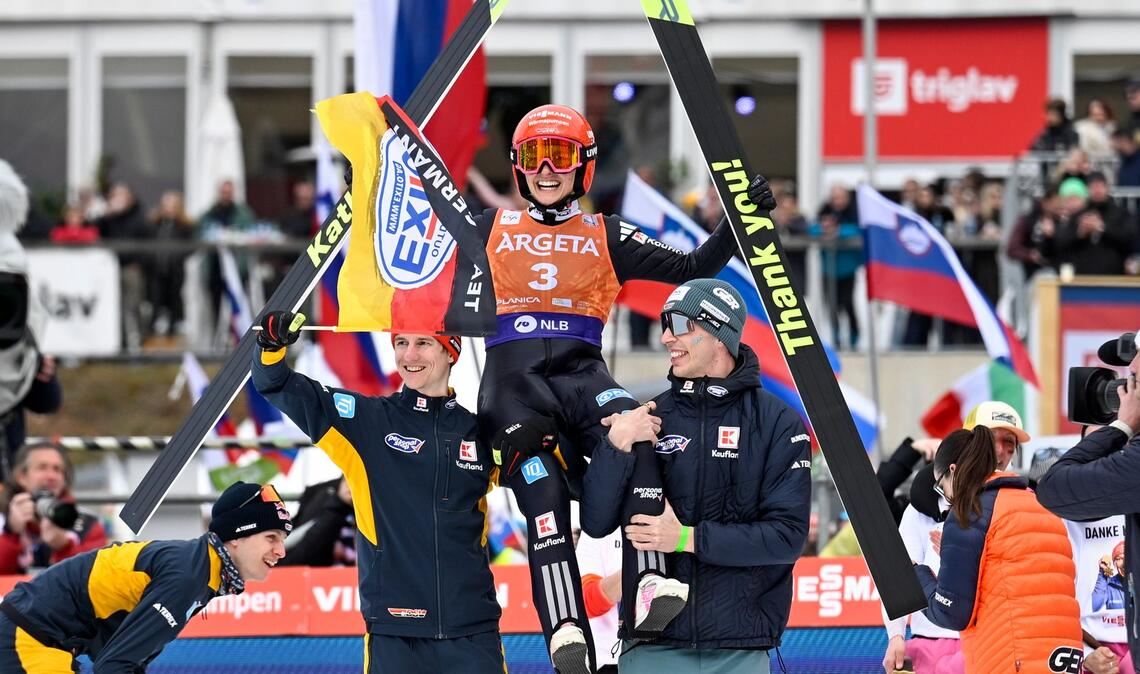 Katharina Schmid ließ sich nach dem letzten Sprung ihrer Karriere feiern.