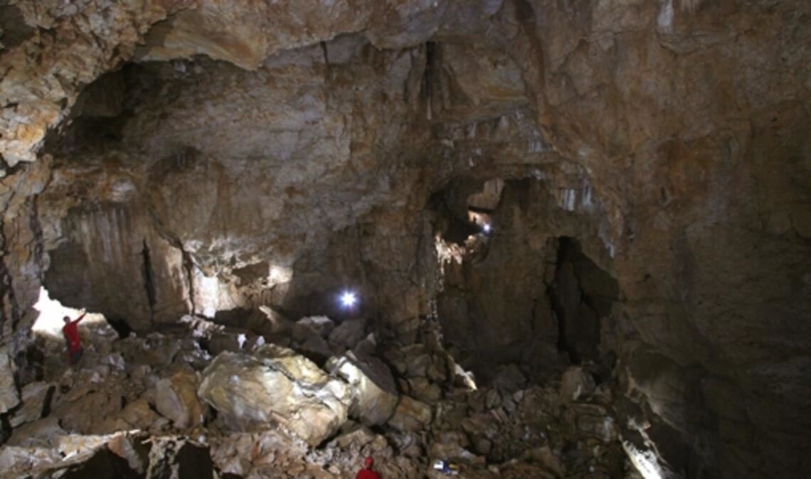 Kathedrale unter Tage:  100 Meter lang, 70 Meter breit, 50 Meter hoch  – Walhalla, die größte Halle der Vetterhöhle. 

Foto: Markus Boldt/Höhlenverein Blaubeuren