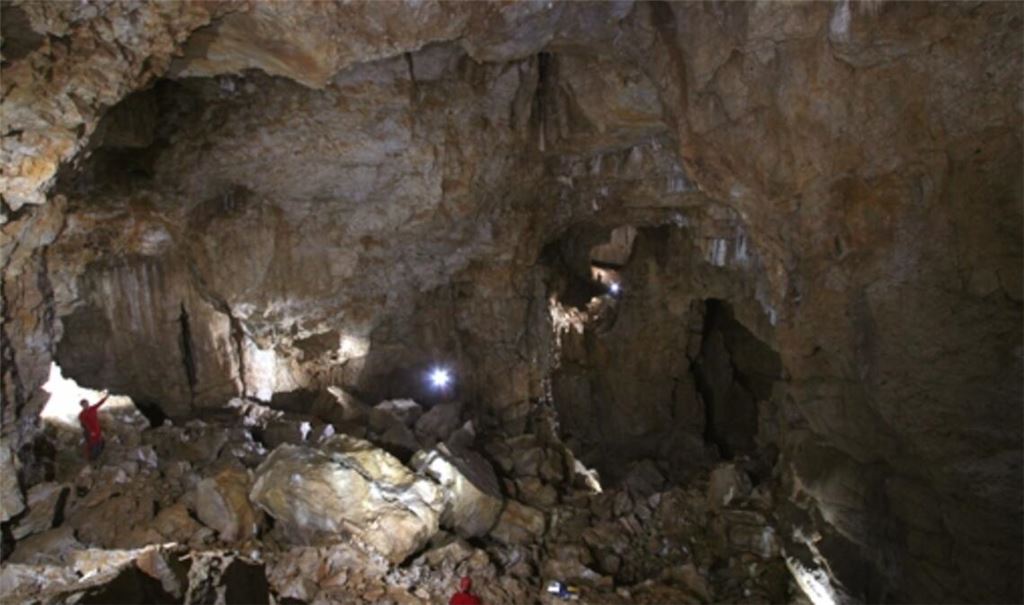 Kathedrale unter Tage:  100 Meter lang, 70 Meter breit, 50 Meter hoch  – Walhalla, die größte Halle der Vetterhöhle. 

Foto: Markus Boldt/Höhlenverein Blaubeuren