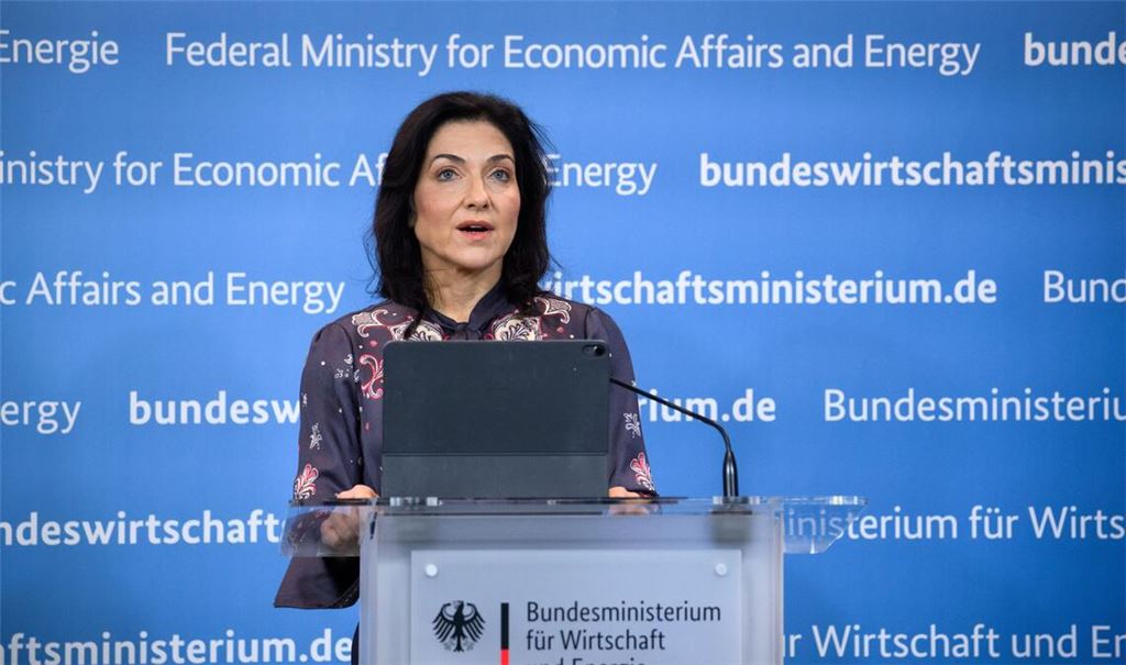 Katherina Reiche (CDU), Bundesministerin für Wirtschaft und Energie, äußert sich bei einer Pressekonferenz zur Freigabe von Ölreserven und zur Überprüfung von Spritpreisen.