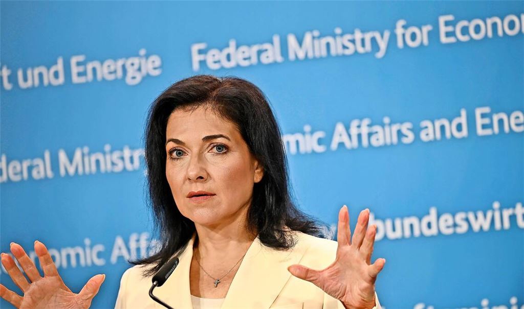 Katherina Reiche (CDU), Bundesministerin für Wirtschaft und Energie, spricht bei einer Pressekonferenz im Bundeswirtschaftsministerium.