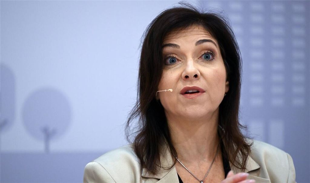 Katherina Reiche, Vorstandsvorsitzende Westenergie und Vorsitzende des Nationalen Wasserstoffrates, spricht auf dem Podium in Essen.
