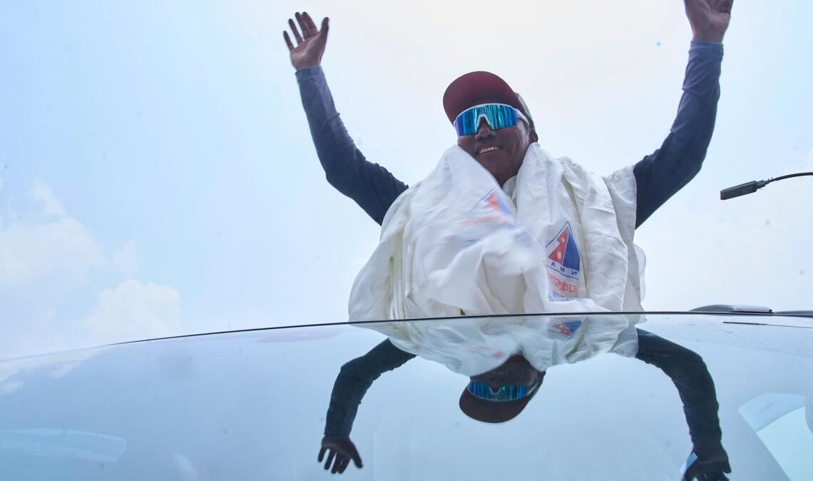 Kathmandu, Nepal: Jubel-Empfang für Sherpa-Legende Kami Rita nach 32. Everest-Erfolg