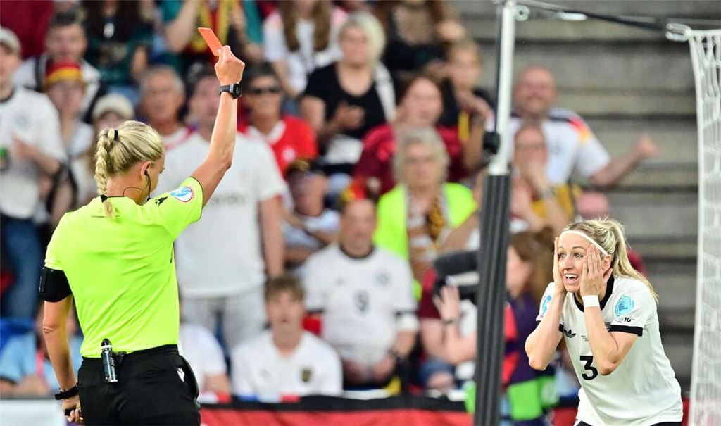 Kathrin Hendrich (rechts) kann auf ein Happy End nach der Roten Karte hoffen.
