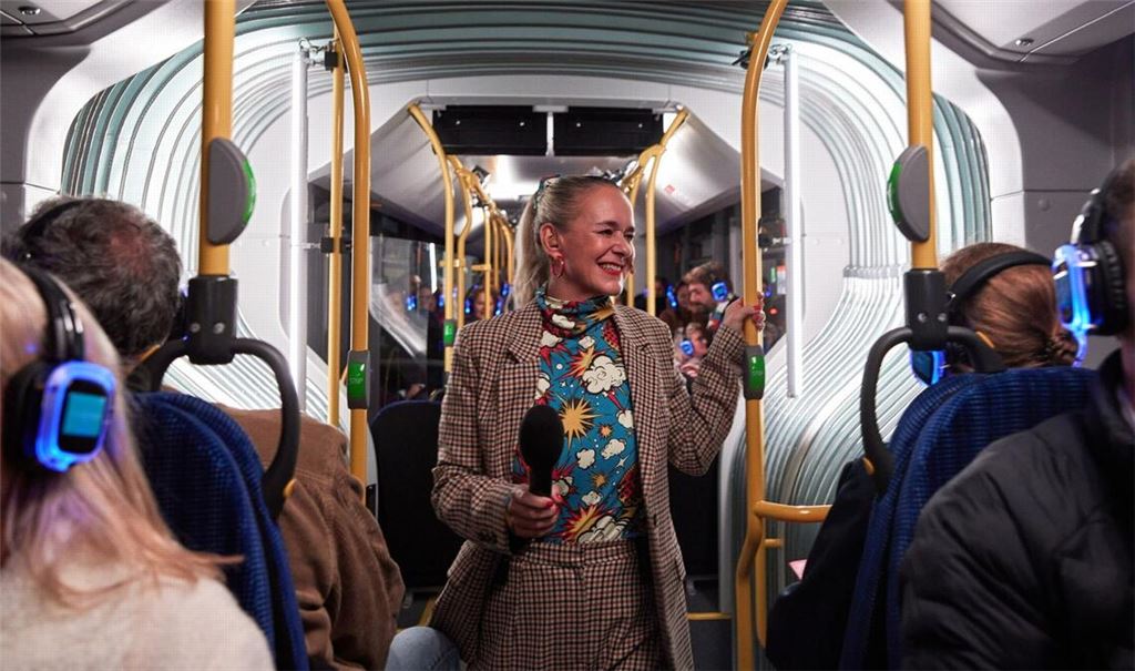 Kathrin Hildebrand  von Lokstoff nimmt das Publikum in „Nachtschicht – Eine Reise durch die Stadt“ mit auf eine ungewöhnliche Busfahrt durch Stuttgart.