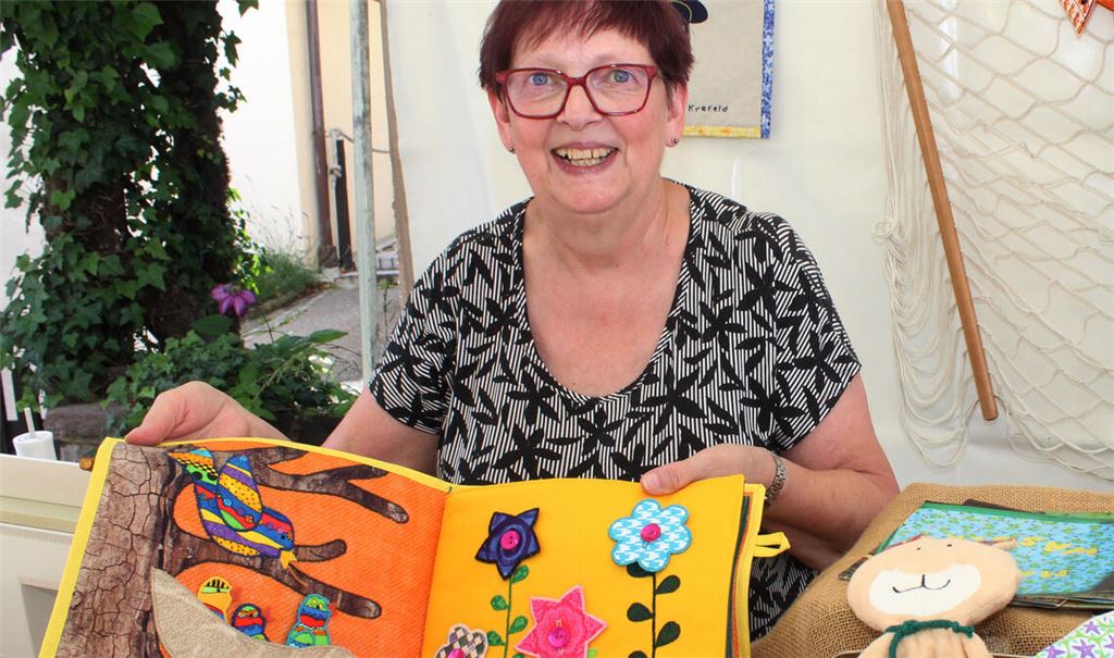 Kathrin Thorissen aus Krefeld ist mit ihren „Stoff-Büchern“ schon seit 1999 beim Diefenbacher Markt „Lebendiges Kunsthandwerk“ vertreten. Fotos: Prokoph