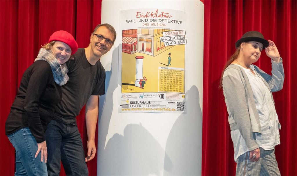 Katinka Rabenseifner (v.li.), Paul Taube und Bettina Lell freuen sich auf das Kinder-Musical „Emil und die Detektive“. Foto: Volz