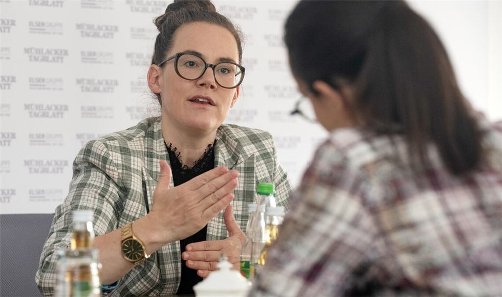 Katja Diehl will den öffentlichen Verkehrsraum für alle Menschen angenehmer machen. Dazu müsse man Alternativen zum Auto attraktiver machen. Foto: Fotomoment
