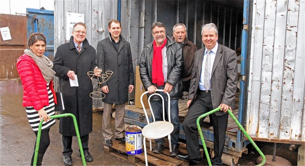 Katja Kreeb, Geschäftsführerin von „miteinanderleben“ freut sich, dass ab sofort Menschen mit Behinderungen Recyclinghöfe im Enzkreis betreuen. Dass das neue Konzept ein Erfolgsmodell wird, davon ist Enzkreis Dezernent Karl-Heinz Zeller ebenso überzeugt wie Straubenhardts Bürgermeister Helge Viehweg, Kreisrat Hans Vester, Ewald Buck, Leiter des Amts für Abfallwirtschaft, und Norbert Bogner, Betriebsleiter der „miteinanderleben Service gGmbh“ (v. li.). Foto: Goertz