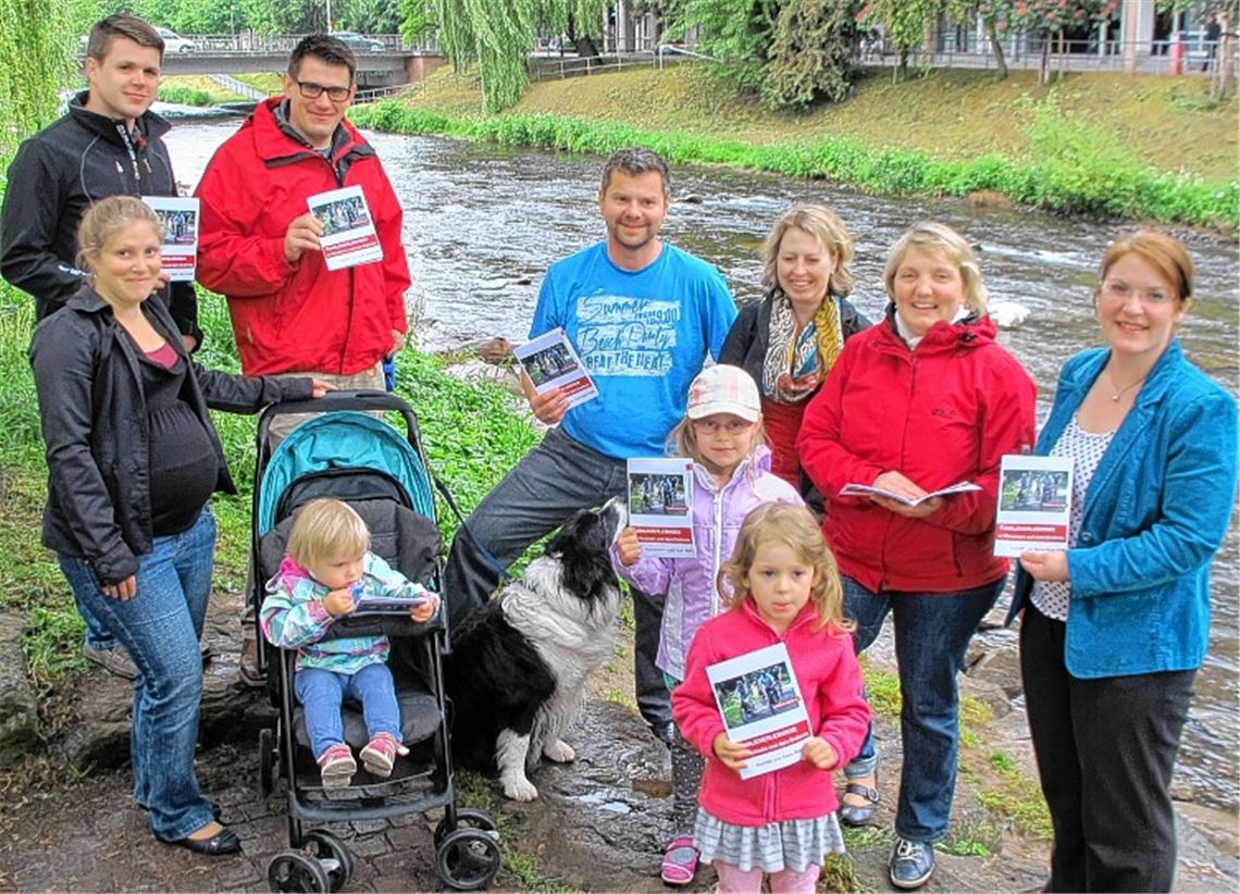 Katja Mast (2. v. re.) stellt ihren Führer für Familienausflüge in der Region vor.