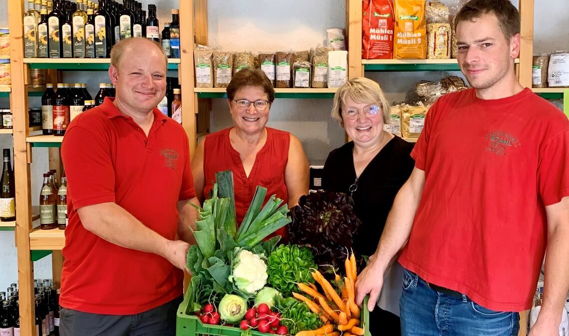 Katja Mast (2. v. re.) tauscht sich mit Matthias Stahl (v.li), Christel Stahl und David Stahl (re.) auf dem Hof in Lomersheim zum Thema Landwirtschaft aus. Foto: Team Mast