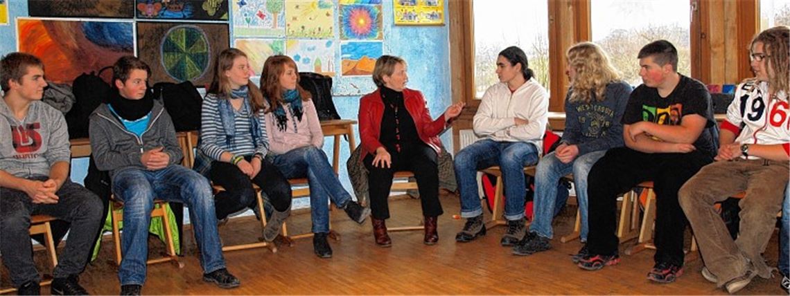 Katja Mast besucht die zehnte Klasse der Freien Schule Diefenbach, die für die Abgeordnete im Rahmen von „Junger Rat für Mast“ eine Arbeit zum Thema Jugendarbeitslosigkeit anfertigt. Foto: Appich