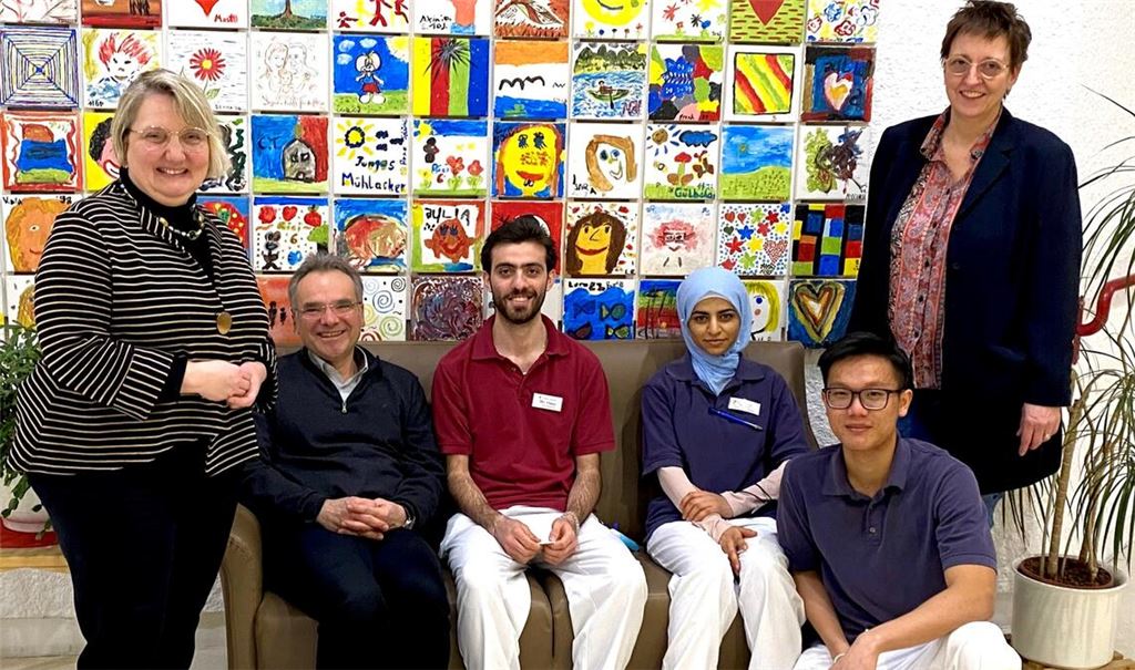 Katja Mast mit Einrichtungsleiter Markus Schellinger (2. v. li.), der Leiterin des Mehrgenerationenhauses, Alexandra Rapp (re.), und den Pflegekräften aus Syrien und Vietnam. Foto: privat