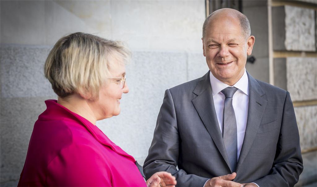 Katja Mast mit ihrem Parteifreund, Bundeskanzler Olaf Scholz. Foto: Carlos Valdivieso