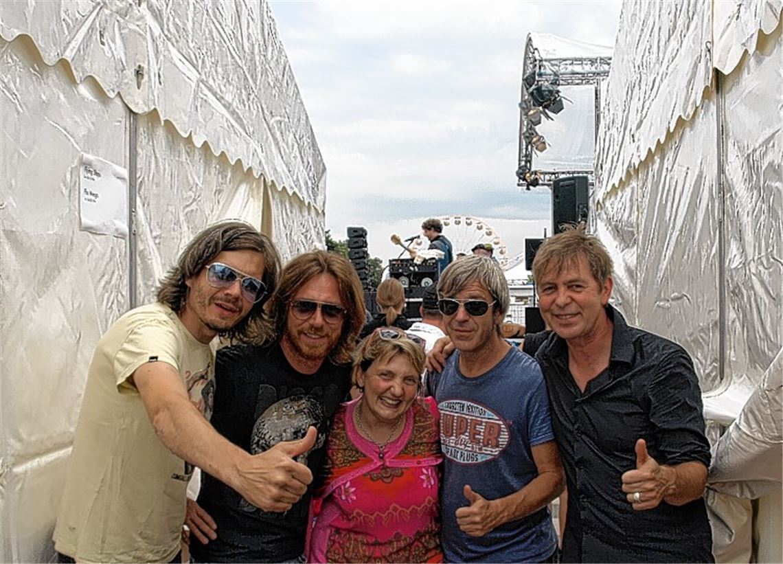 Katja Mast und Fools Garden kurz vor ihrem Auftritt beim Deutschlandfest der SPD in Berlin (v. li.): Dirk Blümlein, Volker Hinkel, Katja Mast, Claus Müller, Peter Freudenthaler.