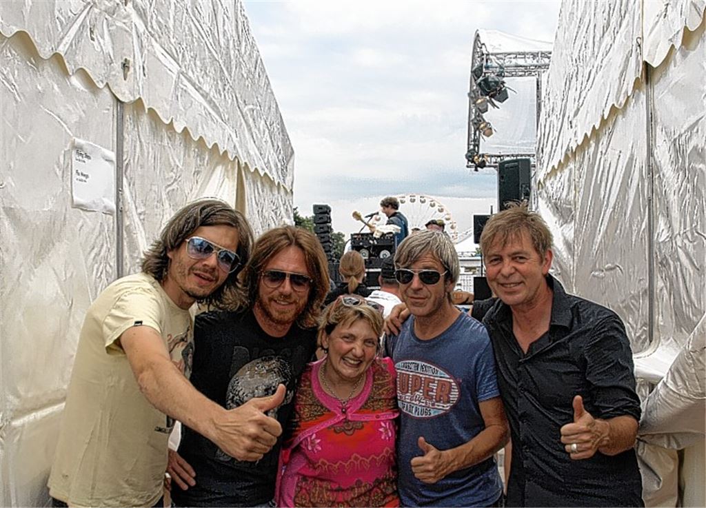 Katja Mast und Fools Garden kurz vor ihrem Auftritt beim Deutschlandfest der SPD in Berlin (v. li.): Dirk Blümlein, Volker Hinkel, Katja Mast, Claus Müller, Peter Freudenthaler.
