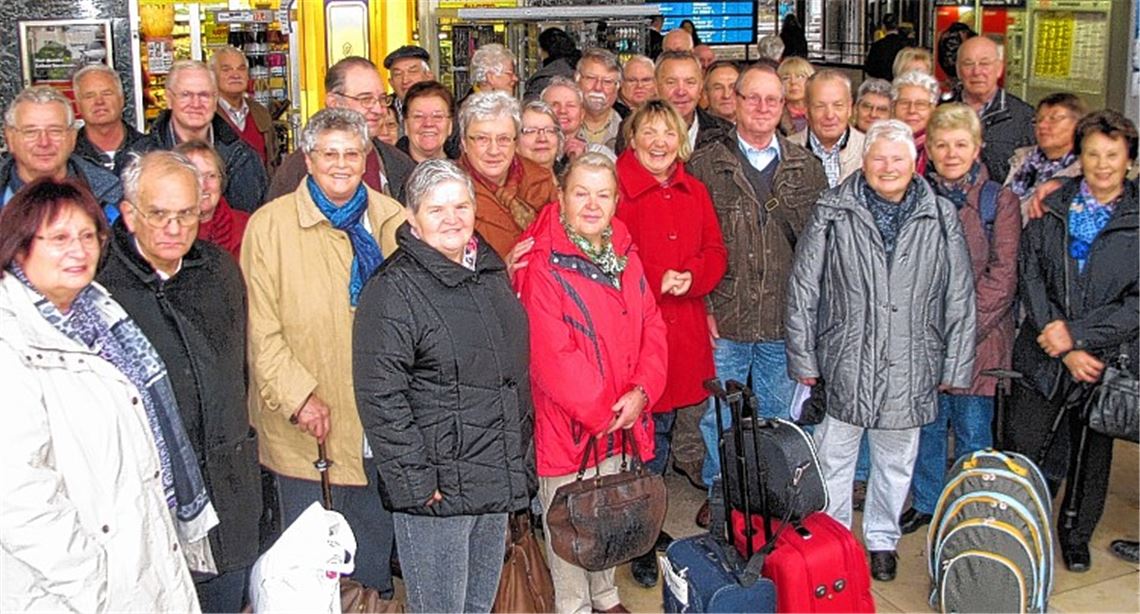 Katja Mast verabschiedet die Berlin-Reisenden am Pforzheimer Bahnhof.