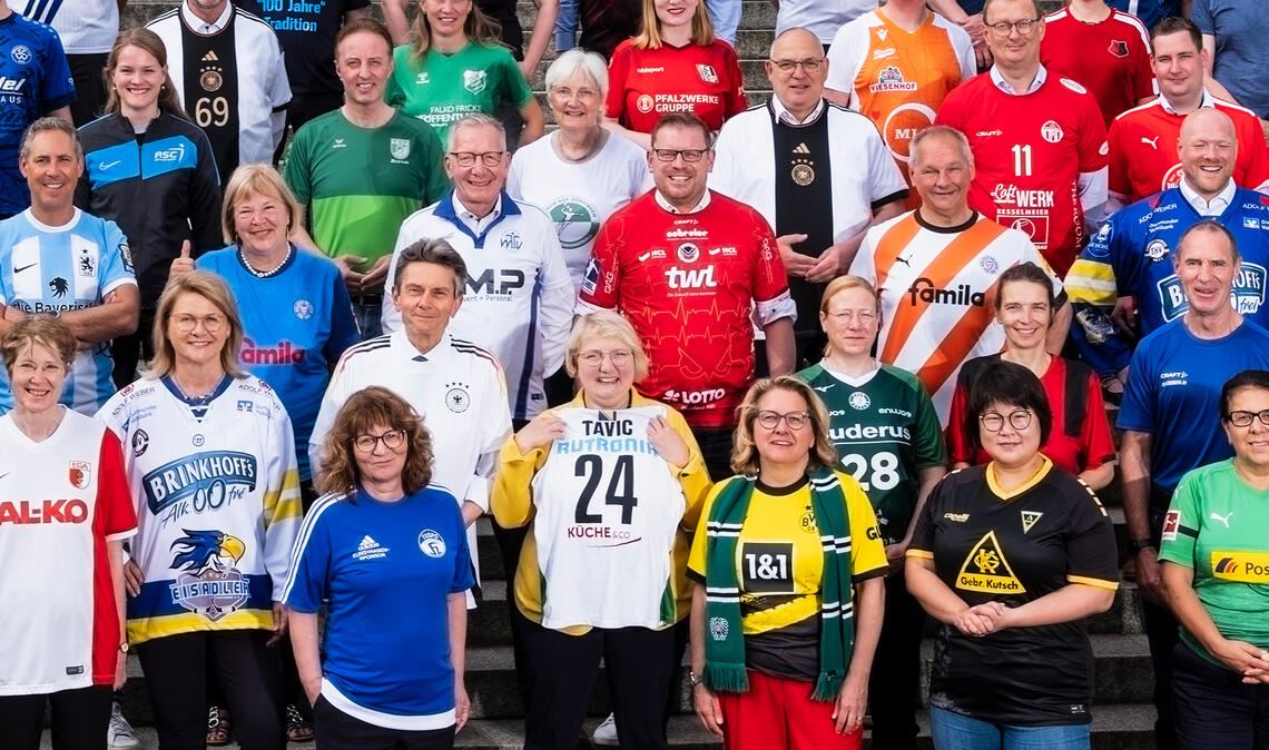 Katja Mast (vorne Mitte) mit dem Trikot der Rutronik Stars Keltern. Foto: Katja Mast