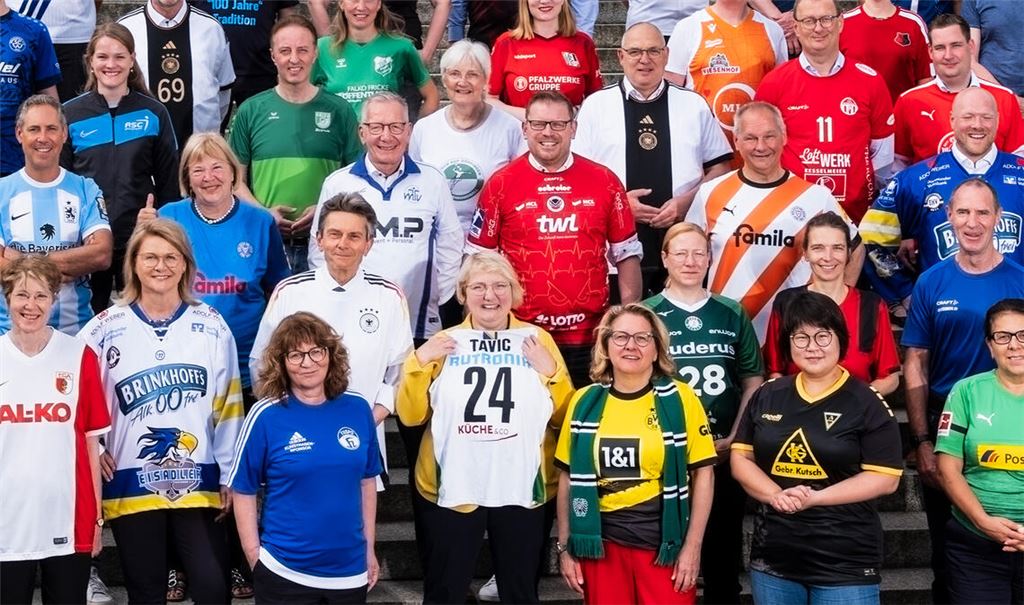 Katja Mast (vorne Mitte) mit dem Trikot der Rutronik Stars Keltern. Foto: Katja Mast