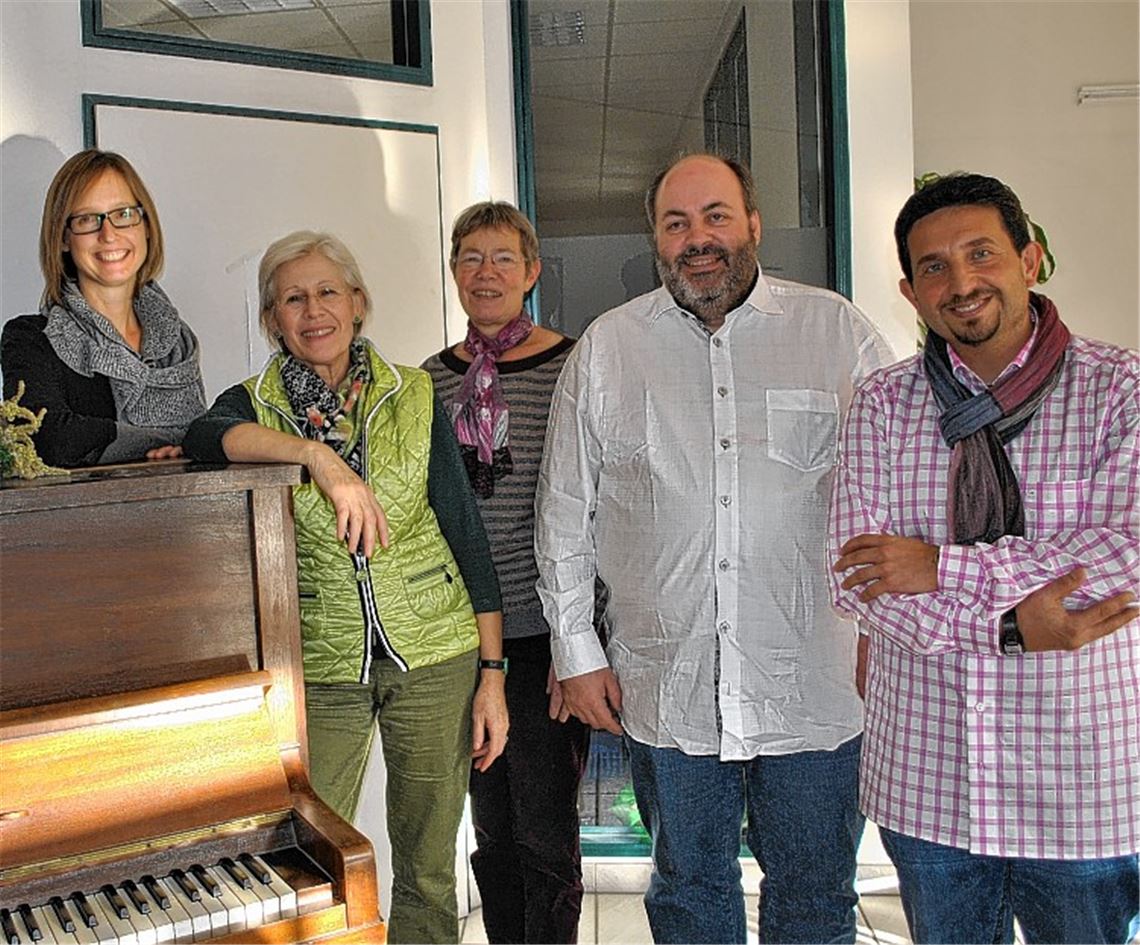 Katja Rohloff , Gudrun Aichele, Christiane Bastian-Engelhardt, Ralf Puhane und Hasan Özer laden zum interkulturellen Theater. Foto: Stahlfeld
