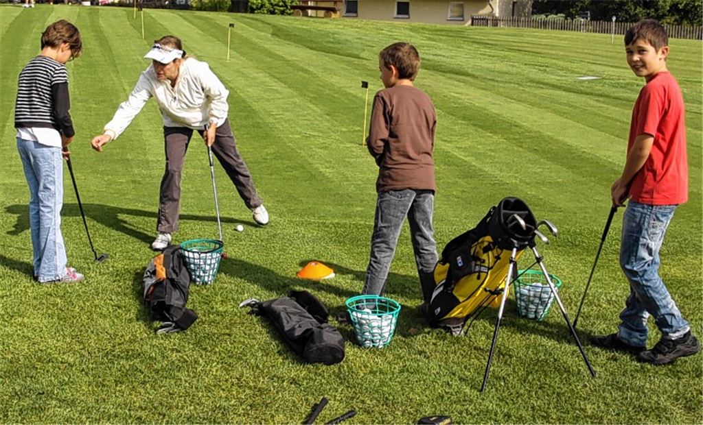 Katrin Junge zeigt dem Nachwuchs auf dem Golfplatz Karlshäuser Hof des Golfclubs Pforzheim die Grundlagen im Umgang mit dem Schläger. Foto: Rieger