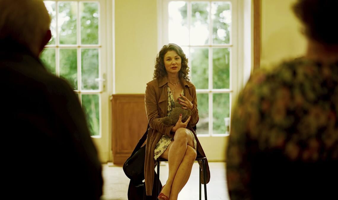 Katrin Sommer (Cordelia Wege) bei der Gruppentherapie