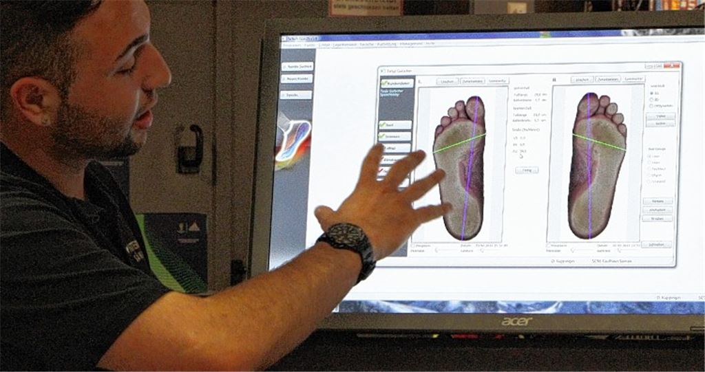 Kaufhaus-Mitarbeiter Dominik Kuppinger vermisst die Füße seiner Kunden elektronisch, um für jeden den optimalen Laufschuh zu finden. Foto: Eigner