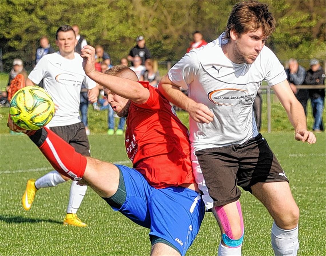 Kaum Derbystimmung: Ötisheim (in Rot) und Ölbronn-Dürrn trennen sich torlos.