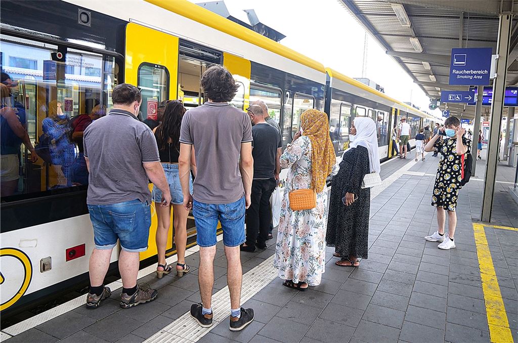 Kaum Gedränge am Pforzheimer Hauptbahnhof: Am Samstagmittag ist die Lage relativ entspannt. Foto: Friedrich