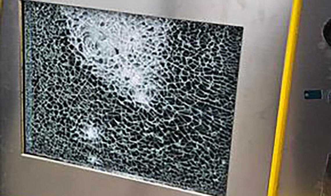 Kaum aufgestellt, schon demoliert: der Fahrkartenautomat in Enzberg. Archivfoto: privat