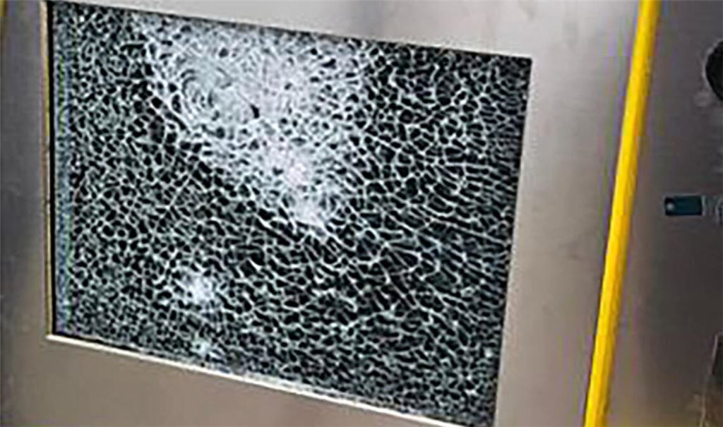 Kaum aufgestellt, schon demoliert: der Fahrkartenautomat in Enzberg. Archivfoto: privat