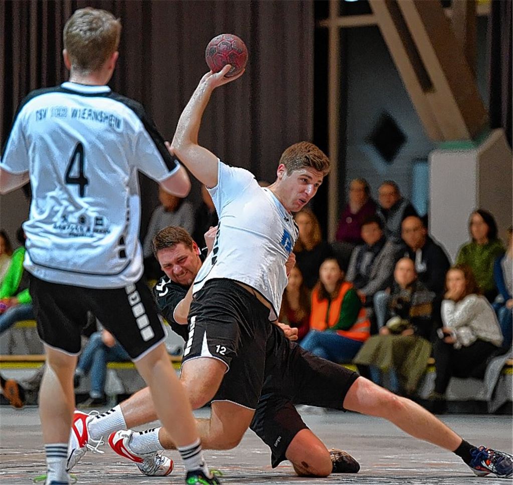 Kaum aufzuhalten: Der Wiernsheimer Fabian Buntak (am Ball) lässt die Besigheimer Defensive ein ums andere Mal alt aussehen und avanciert mit acht Treffern zum Mann des Spiels.Foto: Schüller