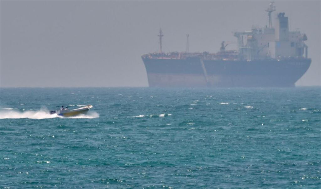 Kaum dass sie für geöffnet erklärt wurde, hat der Iran erklärt, wieder die Kontrolle über die Straße von Hormus zu übernehmen.