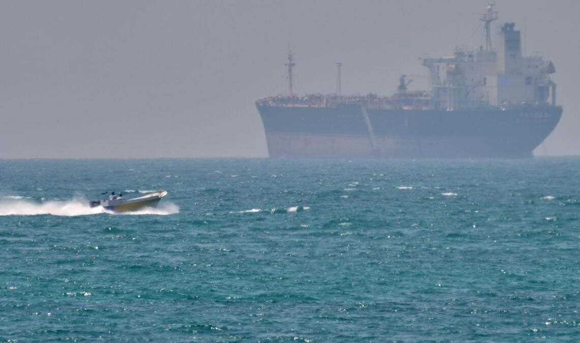 Kaum dass sie für geöffnet erklärt wurde, hat der Iran erklärt, wieder die Kontrolle über die Straße von Hormus zu übernehmen.