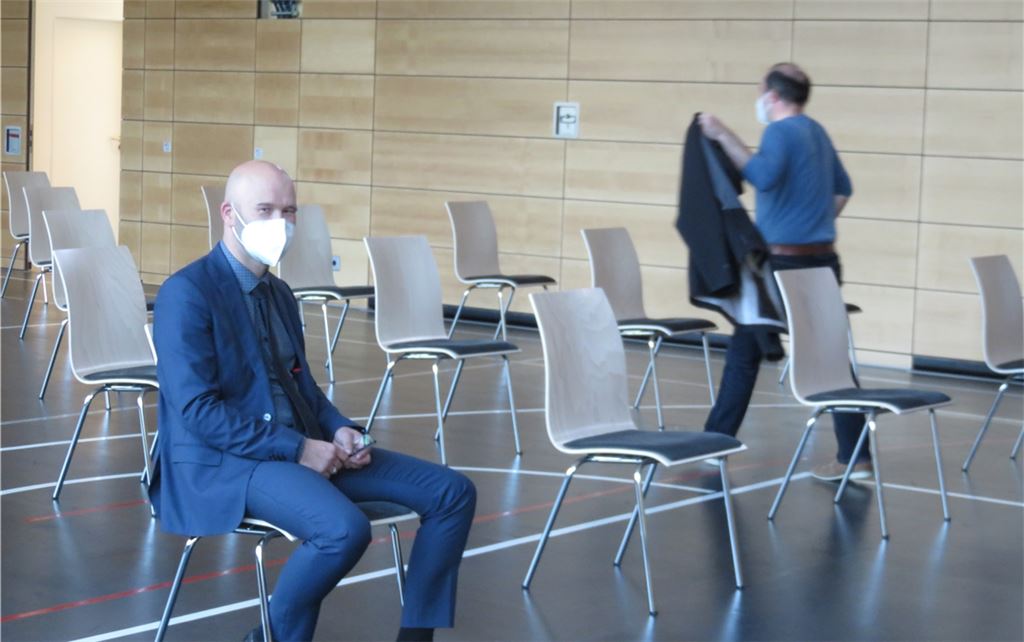 Kaum haben sich die wenigen Besucher der Sitzung einen Stuhl ausgesucht, ist die Veranstaltung auch schon vorüber. Dem Kandidaten Alexander Kozel (li.) und seinem Mitbewerber Timo Steinhilper bleibt nichts anderes übrig, als den Saal zu verlassen. Wie es nun in Sachen Bürgermeisterwahl weitergeht, ist völlig offen. Foto: Becker