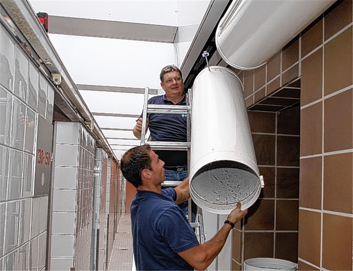 Kaum ist geschlossen, schon sind im Hallenbad die Vorbereitungen für den Umbau der Umkleiden angelaufen. Die Abluftkanäle werden nach der Generalsanierung wieder eingebaut.