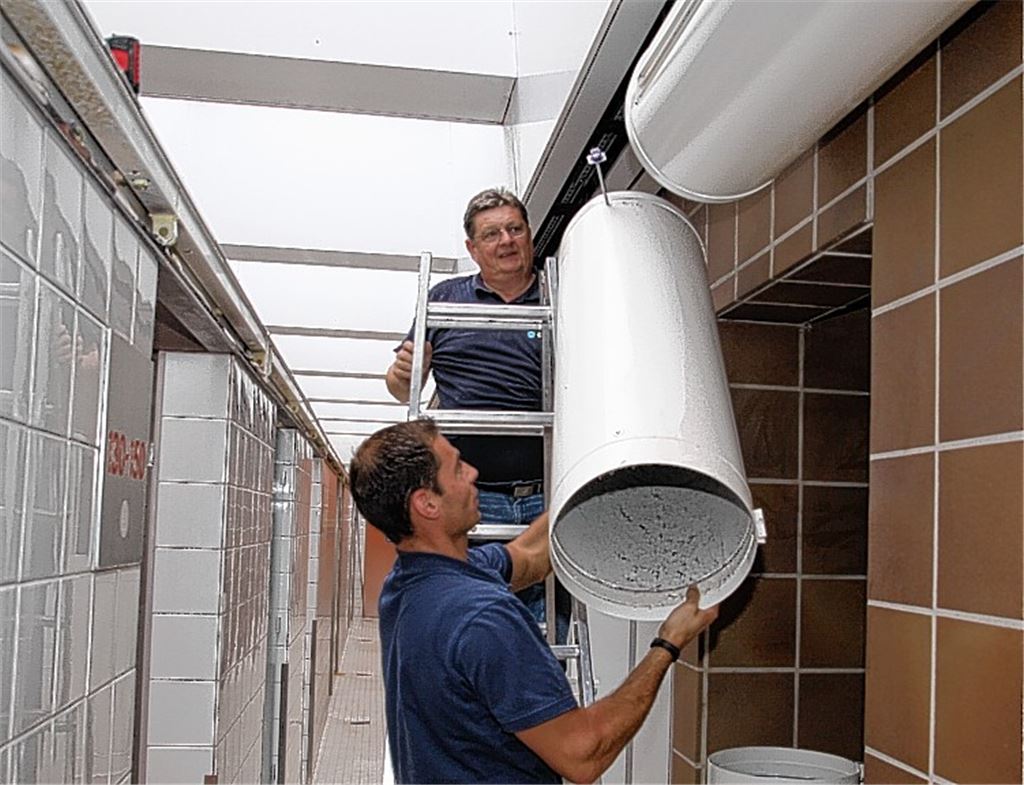 Kaum ist geschlossen, schon sind im Hallenbad die Vorbereitungen für den Umbau der Umkleiden angelaufen. Die Abluftkanäle werden nach der Generalsanierung wieder eingebaut.