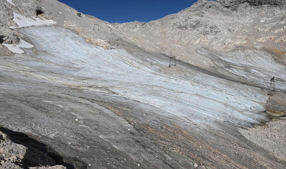 Kaum noch Schnee aber dafür viel Geröll liegt auf dem Nödlichen Schneeferner - Gletscher auf dem Zugspitzplatt. (Archivbild)