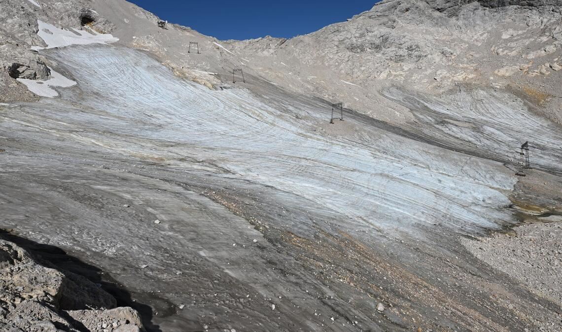 Kaum noch Schnee liegt auf einem Gletscher auf dem Zugspitzplatt.