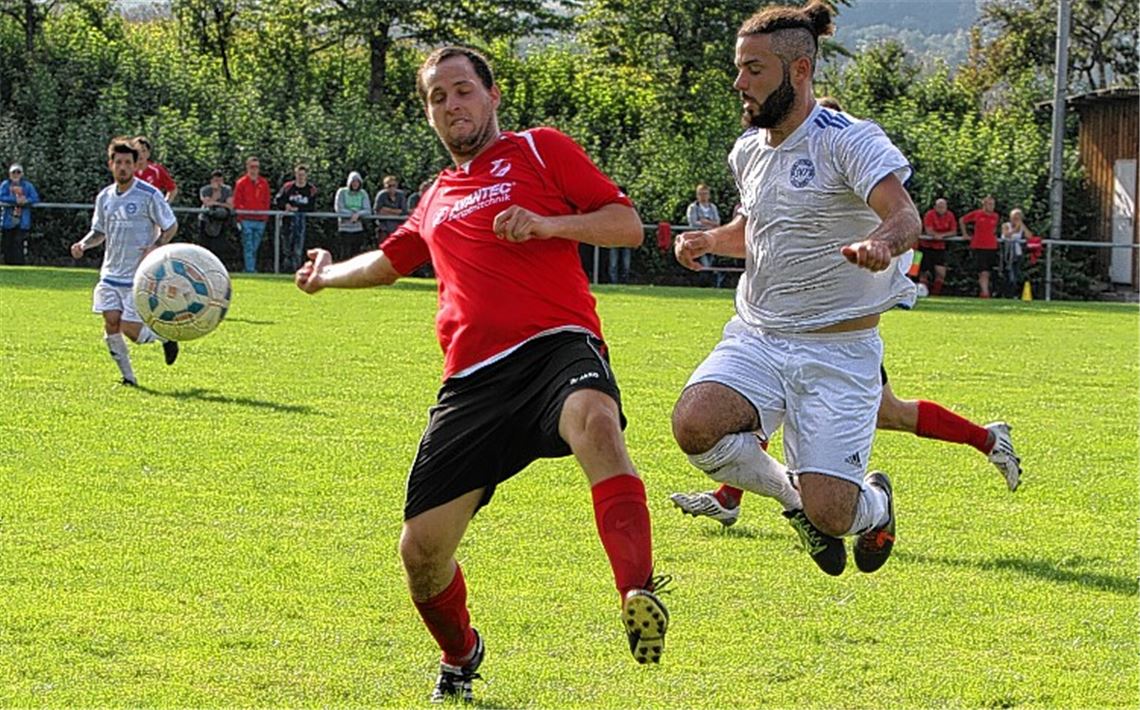 Kaum vom Ball zu trennen: Eros Schembri (re.) überspringt das Bein seines Gegenspielers, statt sich auf einen Freistoß einzulassen, und spurtet samt Spielgerät in Richtung Tor. Foto: Eigner