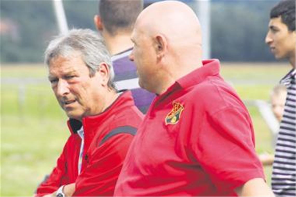 Kaum vorstellbar: Ein Fußballspiel der Sportfreunde ohne Helmut Frey (li., mit Spielleiter Frank Blutbacher) an der Seitenlinie. Der langjährige Coach hört nach der Saison auf.
Archivfoto: Eigner